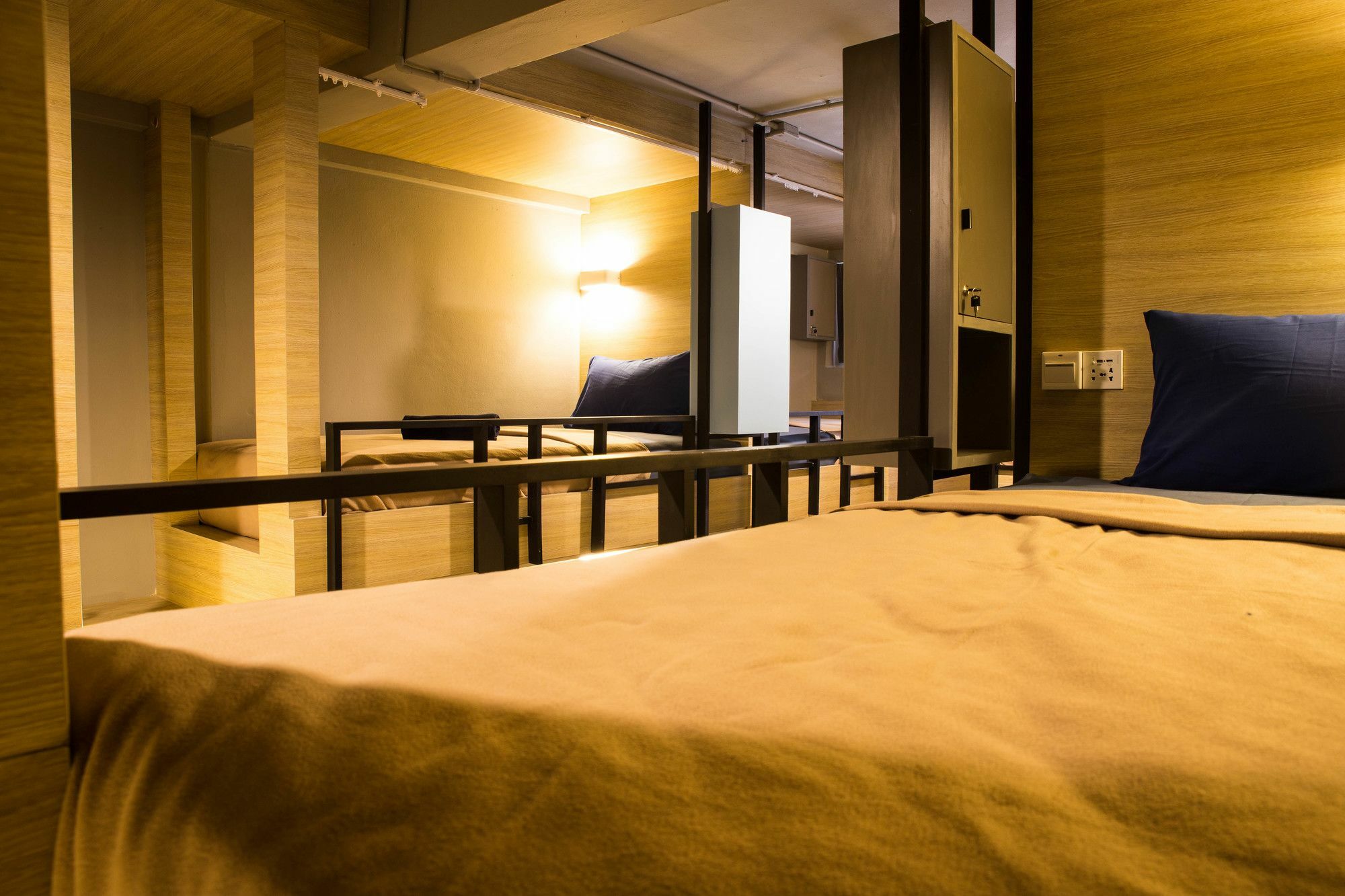 Bed Box Khaosarn Hostel Bangkok Exterior photo