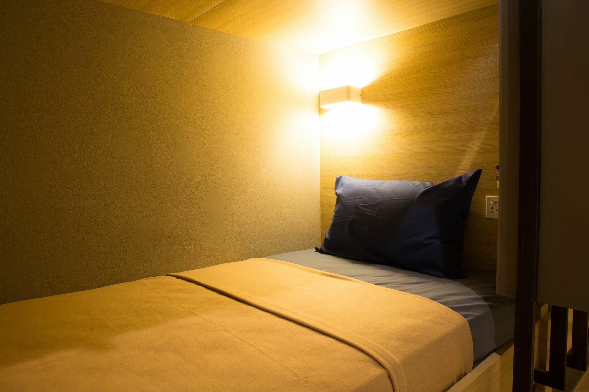 Bed Box Khaosarn Hostel Bangkok Exterior photo